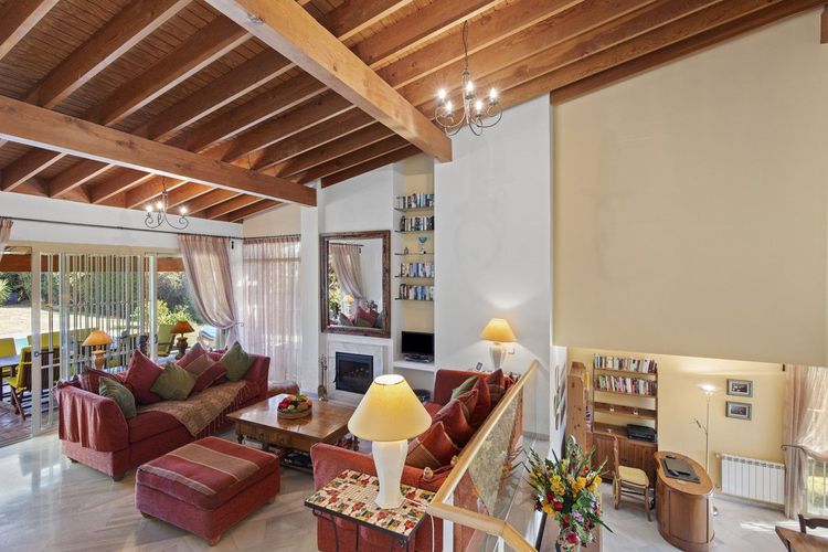 House | Resale in Benahavís in Benahavís Others, Costa del Sol - Photo 2