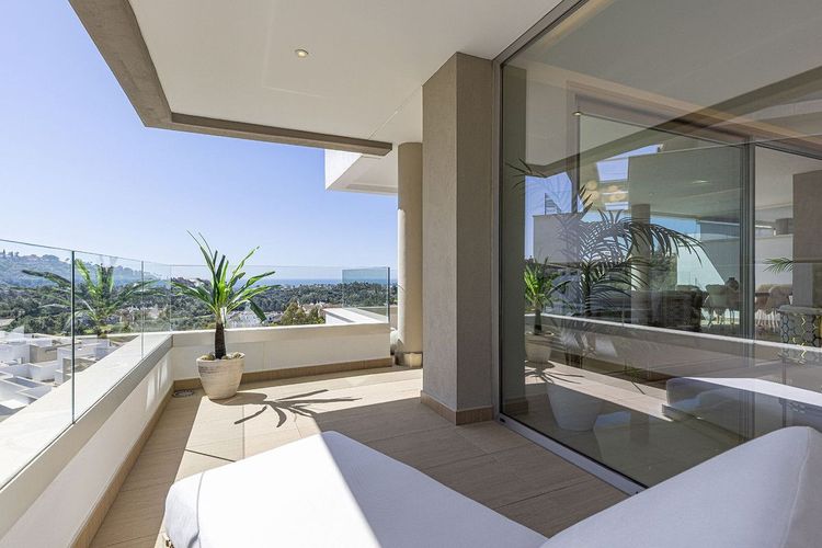 Penthouse | Resale in Benahavís in Benahavís Others, Costa del Sol - Photo 2