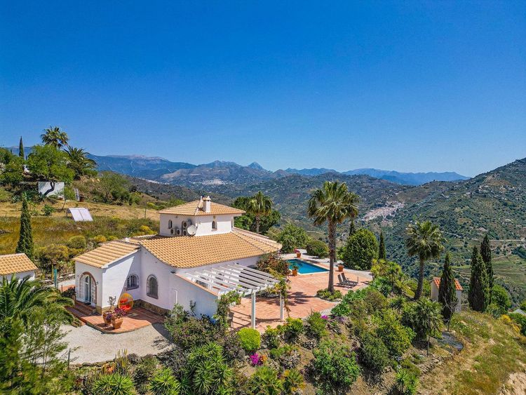 House | Resale in Arenas in Arenas, Costa del Sol - Photo 4