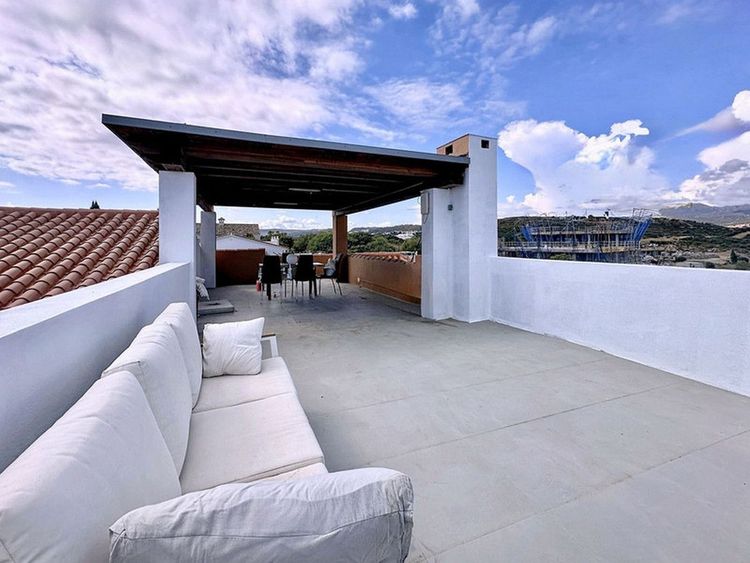 House | Resale in Estepona in Estepona, Costa del Sol - Photo 4