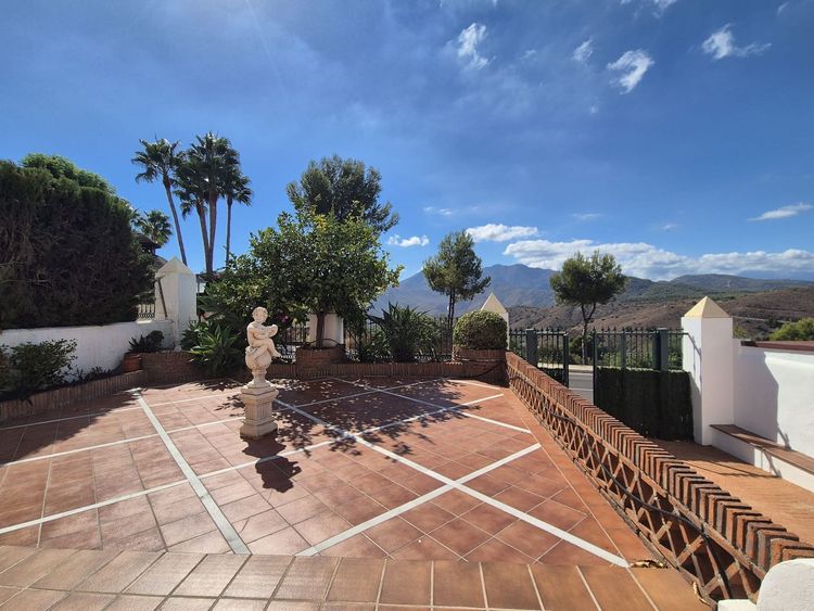 House | Resale in Alhaurin Golf in Alhaurin Golf, Costa del Sol - Photo 2