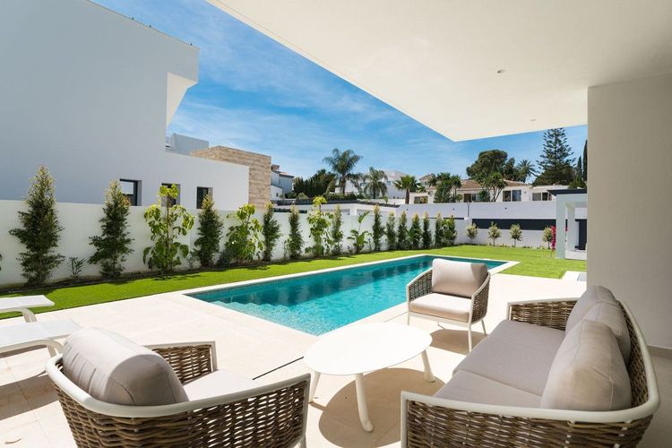 House | Resale in Atalaya in Atalaya, Costa del Sol - Photo 4