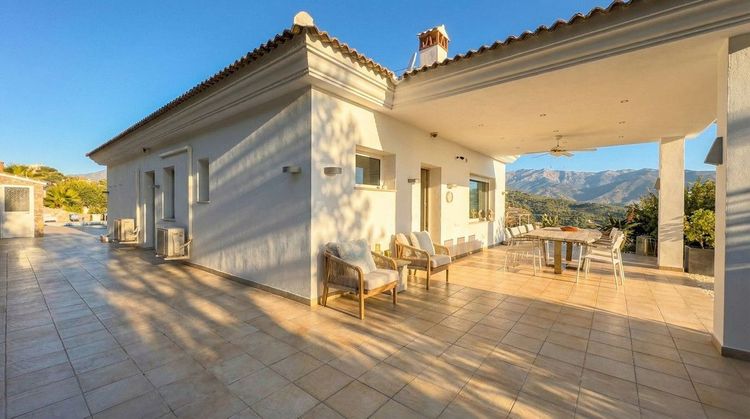 House | Resale in Guaro in Guaro, Costa del Sol - Photo 4