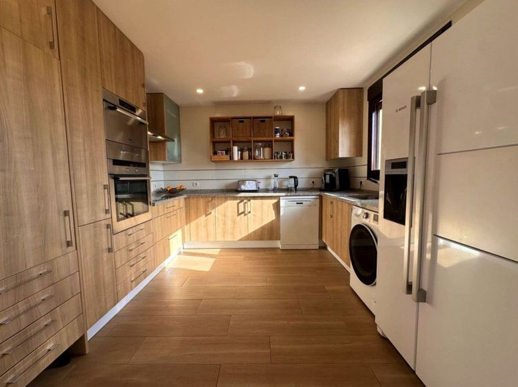House | Resale in Estepona in Estepona, Costa del Sol - Photo 4