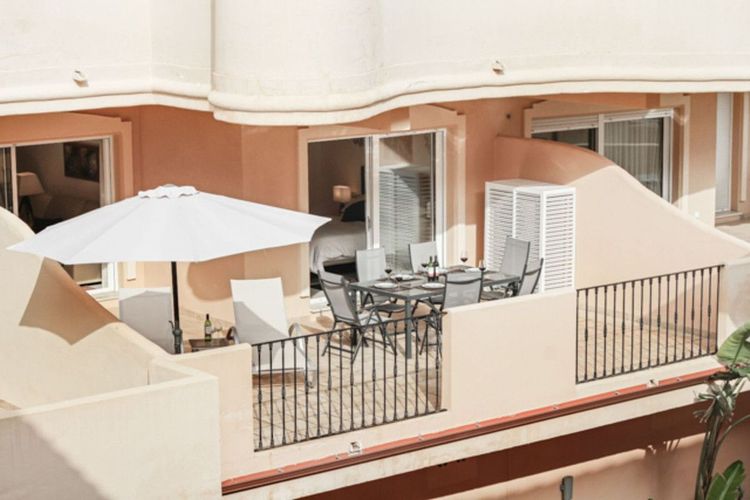 Apartment | Resale in Aloha in Aloha, Costa del Sol - Photo 2