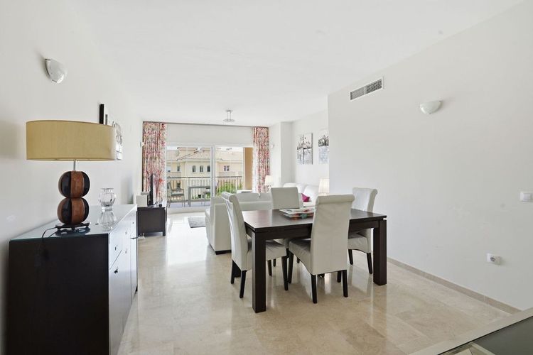 Apartment | Resale in El Chaparral in El Chaparral, Costa del Sol - Photo 4