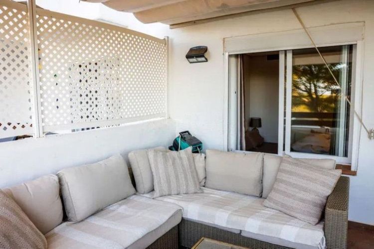 Apartment | Resale in Selwo in Selwo, Selwo - La Concha-Resina Golf, Costa del Sol - Photo 2