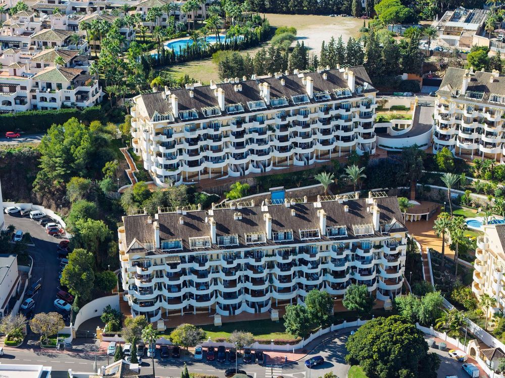 Apartment | Resale in Nueva Andalucía in Nueva Andalucía Others, Costa del Sol - Main property photo