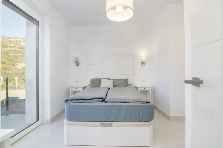 House | Resale in Torreguadiaro in Torreguadiaro, Costa del Sol - Photo 3