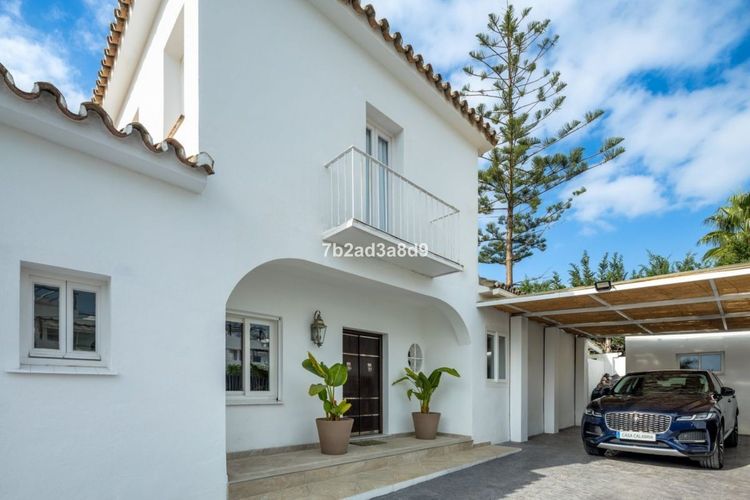 House | Resale in New Golden Mile in New Golden Mile, Costa del Sol - Photo 2
