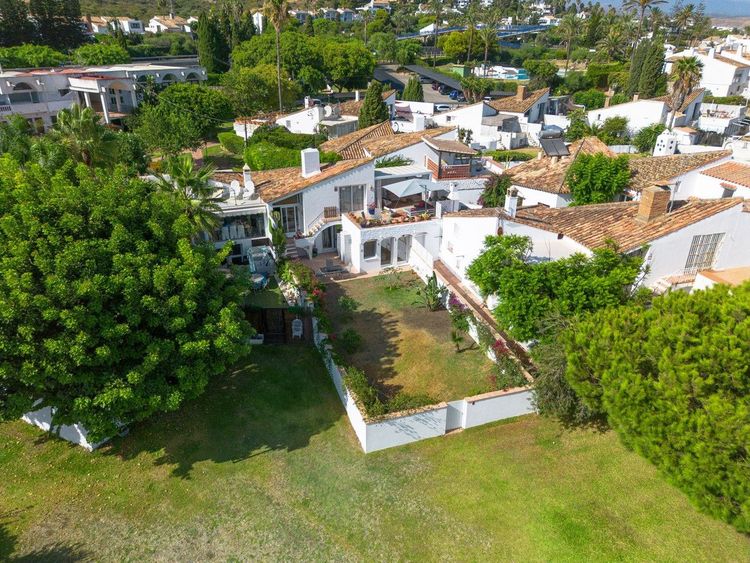 House | Resale in Estepona in Estepona, Costa del Sol - Photo 2