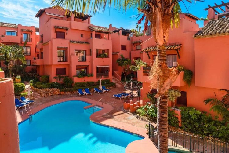 Apartment | Resale in Elviria in Elviria, Costa del Sol - Photo 2