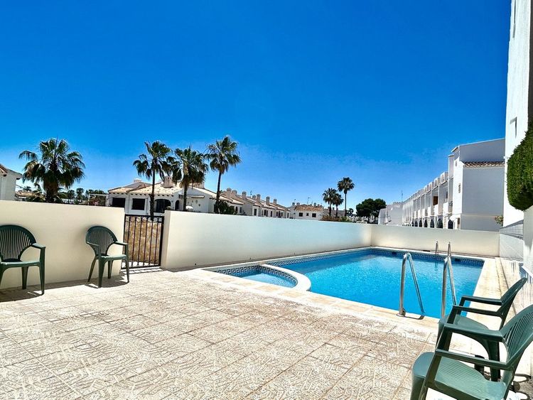 House | Resale in La Zenia in La Zenia, Costa Blanca - Photo 4