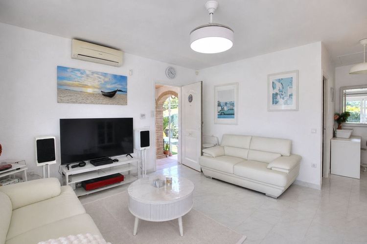 House | Resale in El Faro in El Faro, Costa del Sol - Photo 4