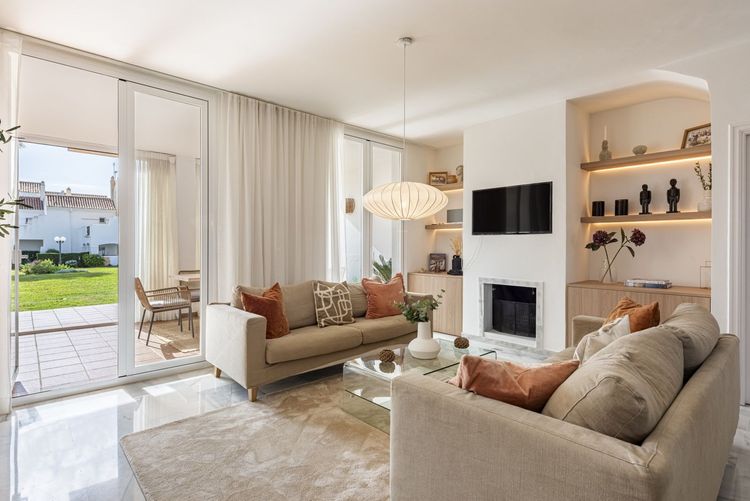 House | Resale in Estepona in Estepona, Costa del Sol - Photo 3