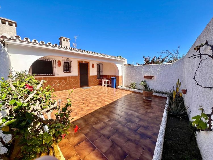 House | Resale in Elviria in Elviria, Costa del Sol - Photo 2