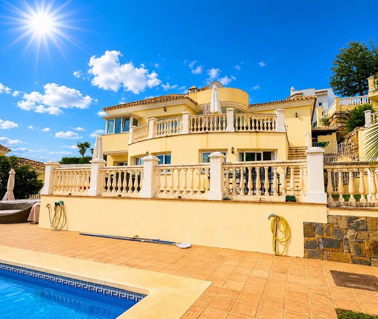 House | Resale in Calahonda in Calahonda, Costa del Sol - Photo 2