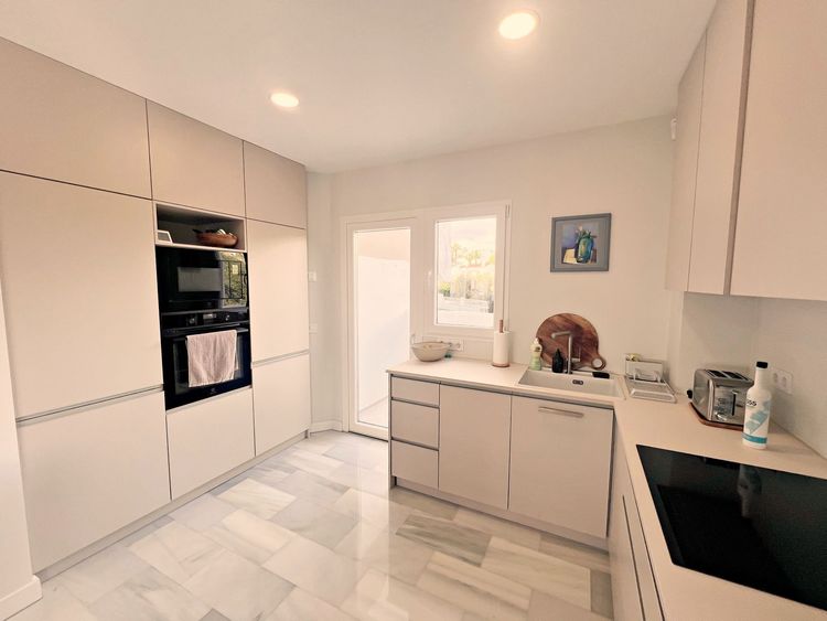 Apartment | Resale in Calahonda in Calahonda, Costa del Sol - Photo 4