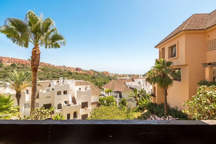 Apartment | Resale in La Duquesa in La Duquesa, Costa del Sol - Photo 2