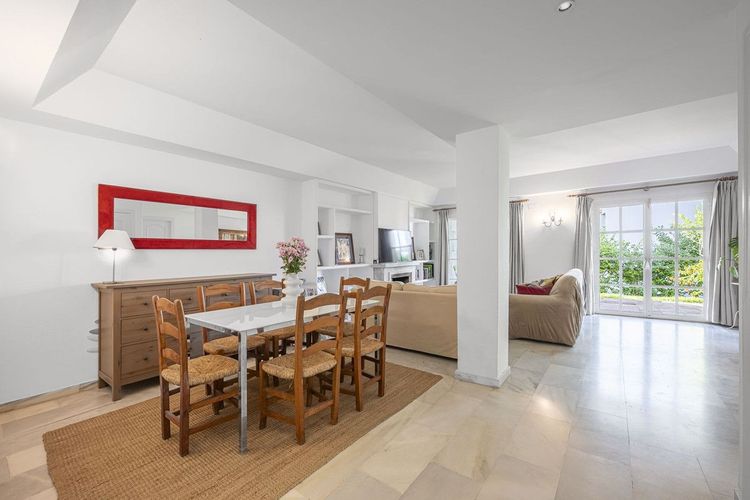 House | Resale in Estepona in Estepona, Costa del Sol - Photo 4