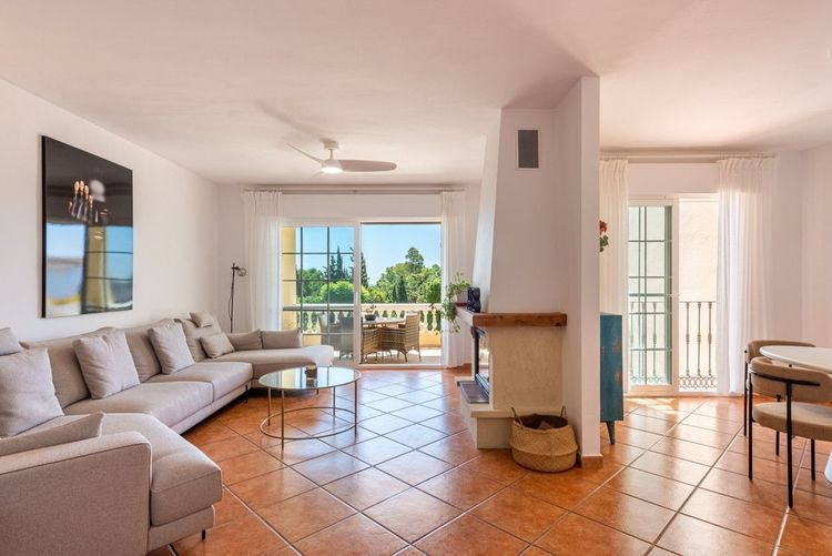 House | Resale in Estepona in Estepona, Costa del Sol - Photo 3