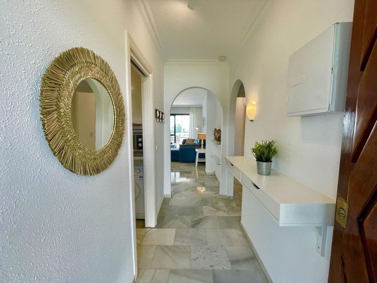 House | Resale in Calahonda in Calahonda, Costa del Sol - Photo 2