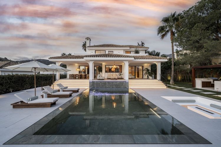 House | Resale in Nueva Andalucía in Nueva Andalucía Others, Costa del Sol - Photo 2