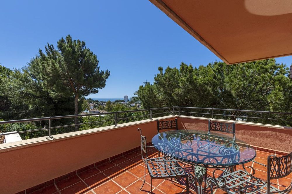 Apartment | Resale in Nueva Andalucía in Nueva Andalucía Others, Costa del Sol - Main property photo