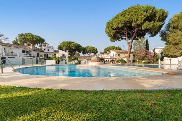 House | Resale in Elviria in Elviria, Costa del Sol - Photo 5