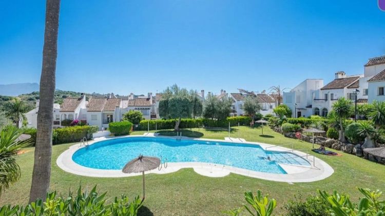 House | Resale in Estepona in Estepona, Costa del Sol - Photo 2