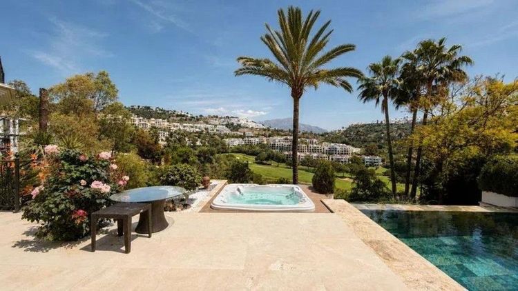 House | Resale in Los Arqueros in Los Arqueros, Los Arqueros-Puerto del Almendro, Costa del Sol - Photo 5
