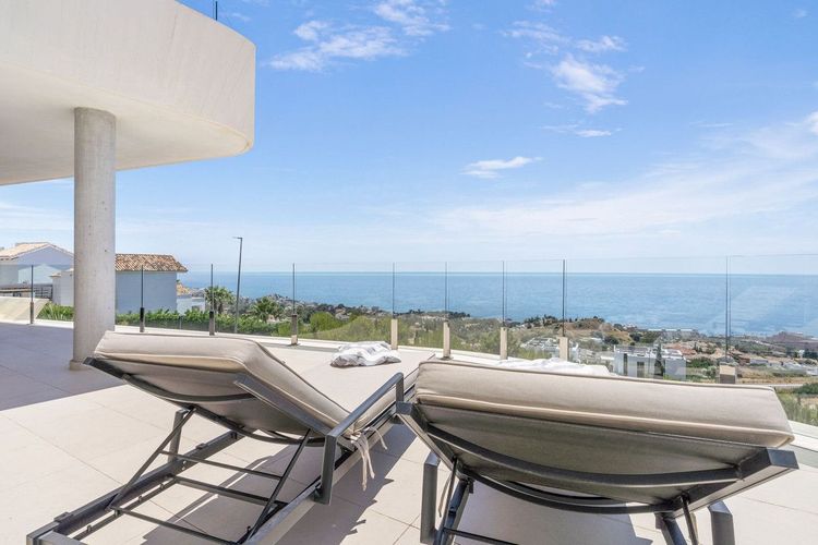 Apartment | Resale in Benalmadena in Benalmadena Others, Costa del Sol - Photo 2