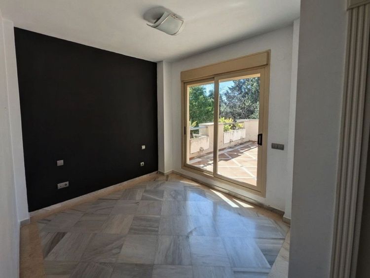 Apartment | Resale in Aloha in Aloha, Costa del Sol - Photo 4