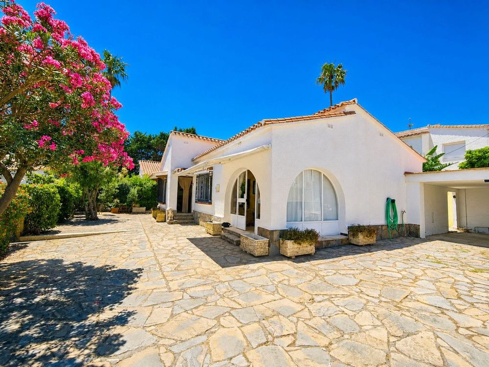 House | Resale in La Duquesa in La Duquesa, Costa del Sol - Main property photo