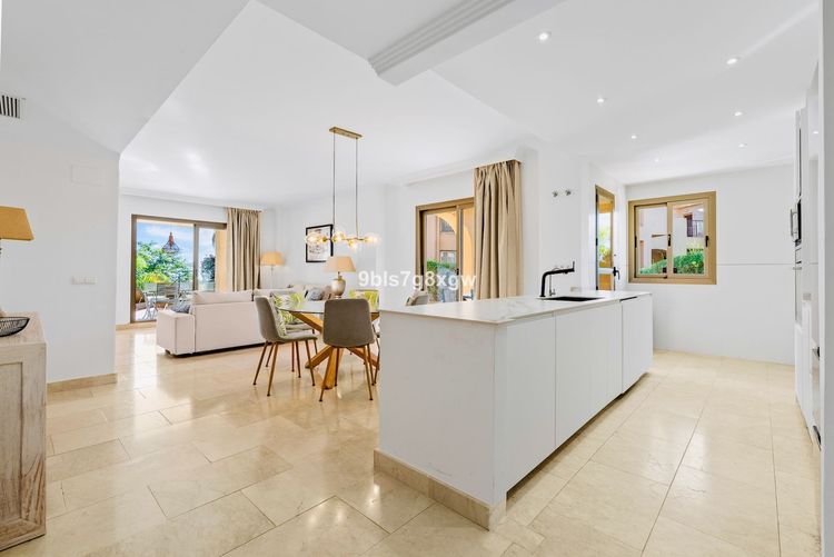 Apartment | Resale in Benahavís in Benahavís Others, Costa del Sol - Photo 2