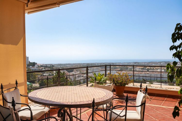 Apartment | Resale in Los Naranjos in Los Naranjos, Costa del Sol - Photo 4