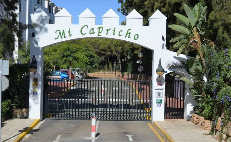 Apartment | Resale in Calahonda in Calahonda, Costa del Sol - Photo 2