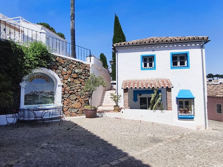 House | Resale in El Madroñal in El Madroñal, Costa del Sol - Photo 2