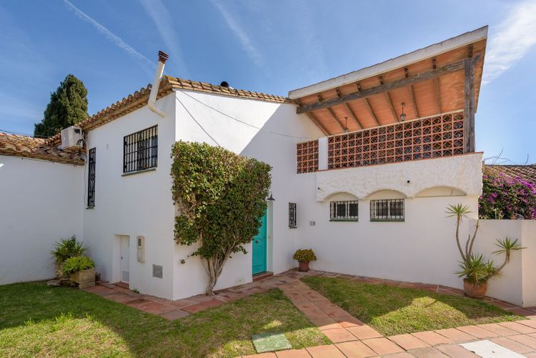 House | Resale in Estepona in Estepona, Costa del Sol - Photo 4