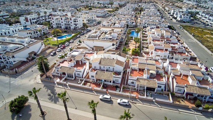 House | Resale in Punta Prima in Punta Prima, Costa Blanca - Photo 2