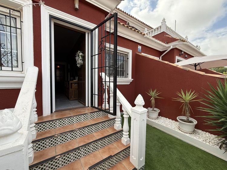 House | Resale in Villamartin in Villamartin, Orihuela Costa, Costa Blanca - Photo 5