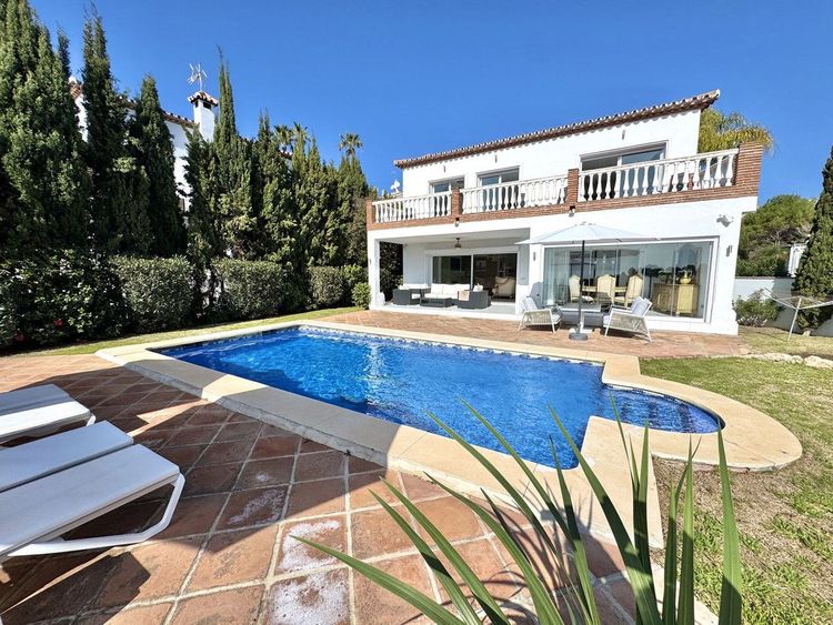 House | Resale in Calahonda in Calahonda, Costa del Sol - Photo 5