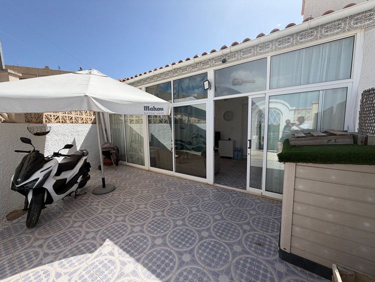 House | Resale in Villamartin in Villamartin, Orihuela Costa, Costa Blanca - Photo 2