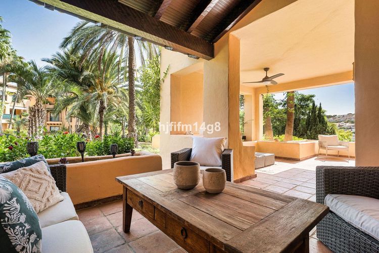 Apartment | Resale in Estepona in Estepona, Costa del Sol - Photo 2