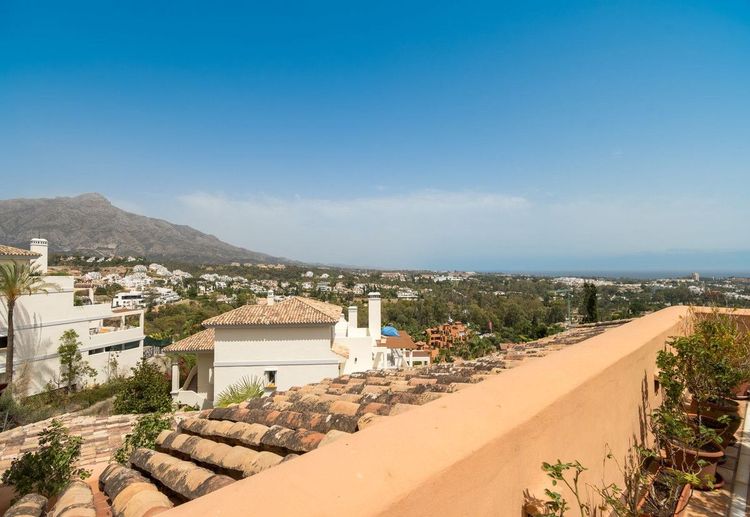 Apartment | Resale in Nueva Andalucía in Nueva Andalucía Others, Costa del Sol - Photo 3