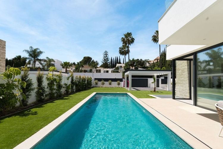 House | Resale in Atalaya in Atalaya, Costa del Sol - Photo 2