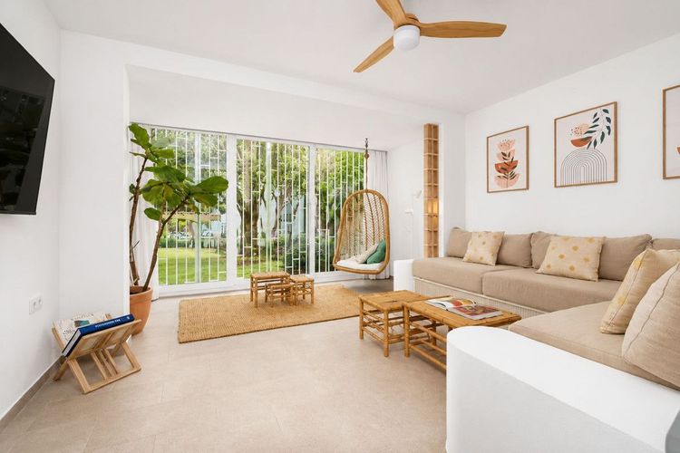 House | Resale in Calahonda in Calahonda, Costa del Sol - Photo 2