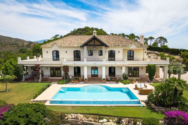 House | Resale in Estepona in Estepona, Costa del Sol - Photo 3