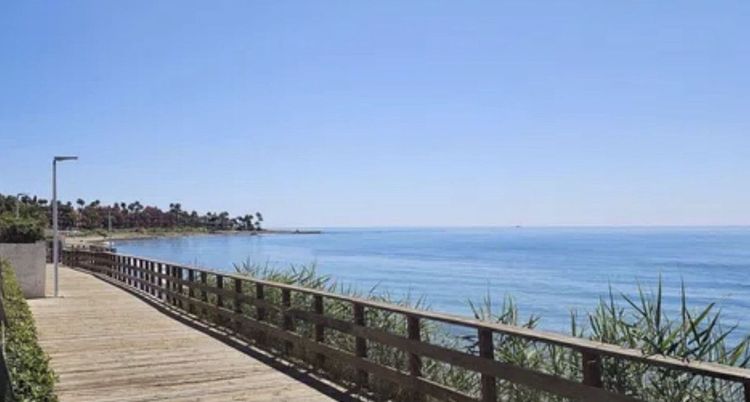House | Resale in Estepona in Estepona, Costa del Sol - Photo 2