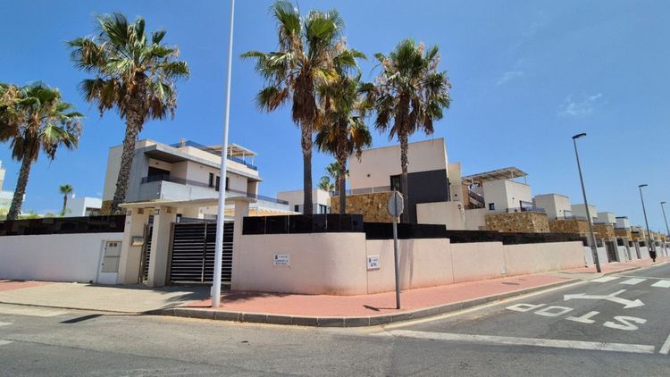 House | Resale in Torrevieja in Torrevieja, Costa Blanca - Photo 2